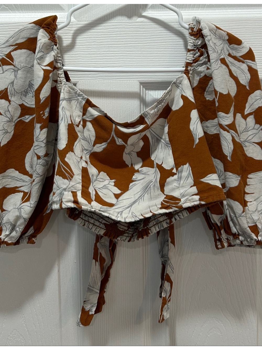 NAF NAF Blouse Size Small Tan White Cropped Floral Print Puff Sleeve Tie-Back